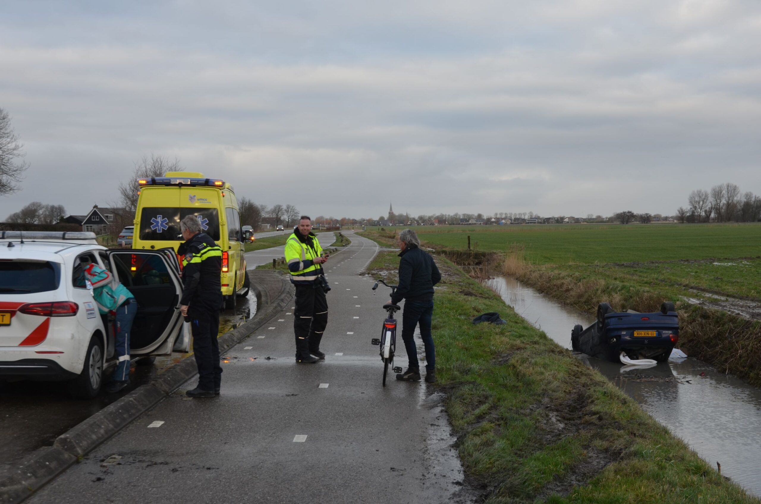 Auto belandt op de kop in sloot in Hijum