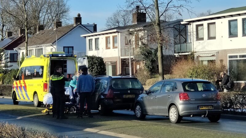 Gewonde bij kop-staart botsing op de Julianalaan in Leeuwarden