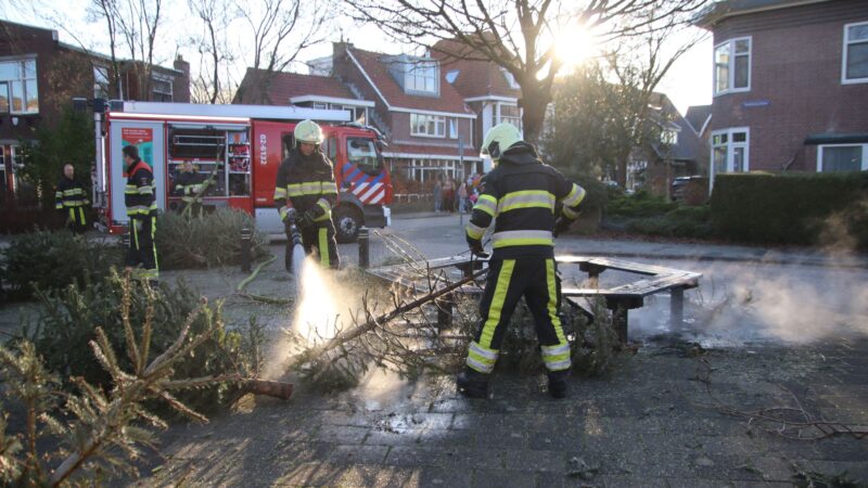 Brandweer blust brandende kerstbomen in Leeuwarden