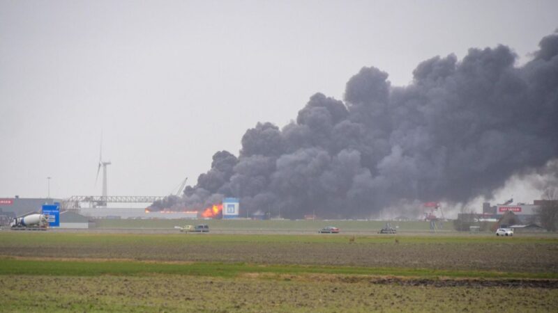 Twee gewonden bij zeer grote brand bij havenbedrijf in Harlingen