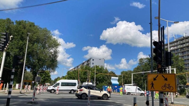 Wethouder Evert Stellingwerf onderzoekt persoonlijk of stoplichten bij oversteekplaatsen te snel op rood springen