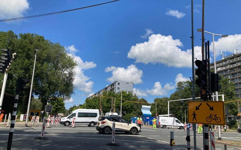 Wethouder Evert Stellingwerf onderzoekt persoonlijk of stoplichten bij oversteekplaatsen te snel op rood springen
