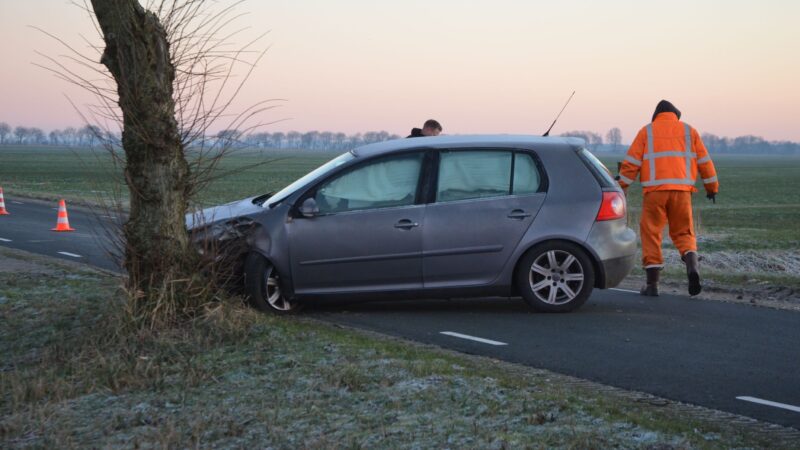 Automobilist belandt tegen boom in Miedum