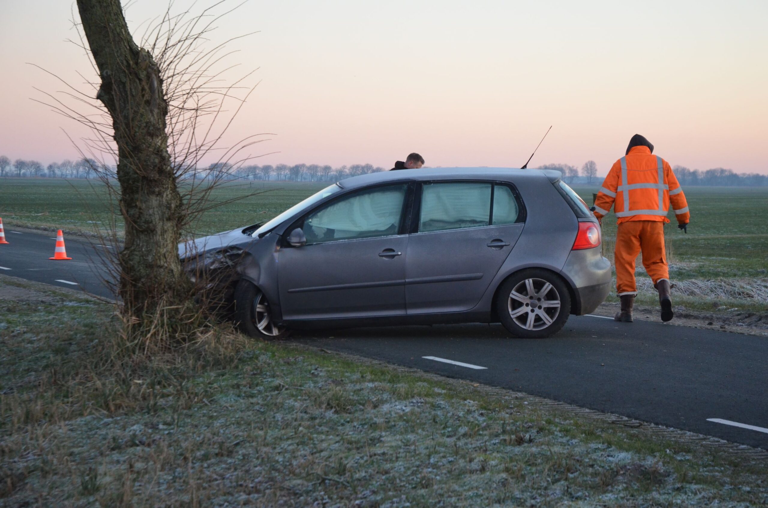 Automobilist belandt tegen boom in Miedum