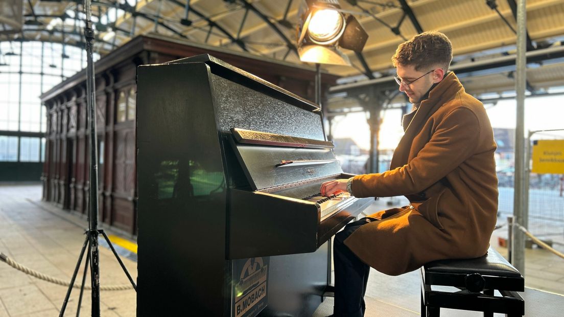 Pianomuziek schalt op blue monday door Leeuwarder stationshal voor een goed humeur