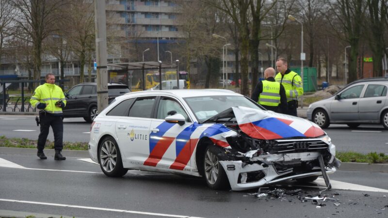 Politievoertuig betrokken bij ongeval tijdens achtervolging in Leeuwarden