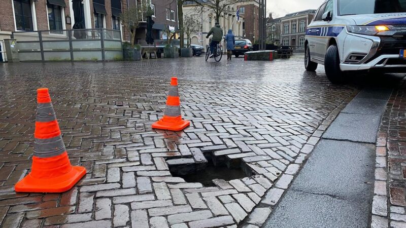 ‘Sinkhole’ in de weg op Eewal in Leeuwarden