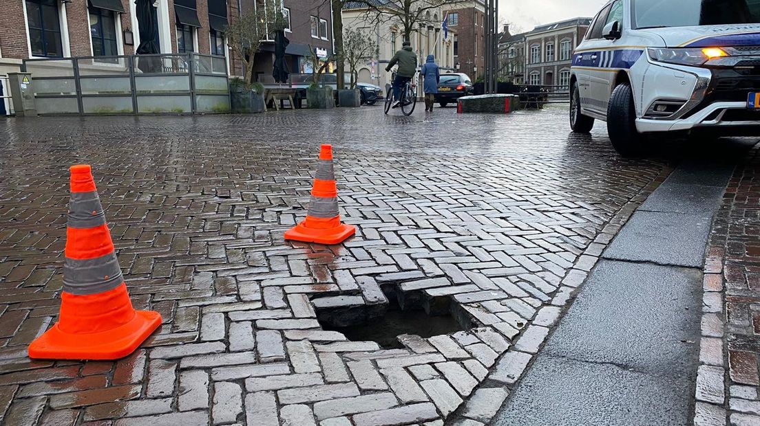 ‘Sinkhole’ in de weg op Eewal in Leeuwarden
