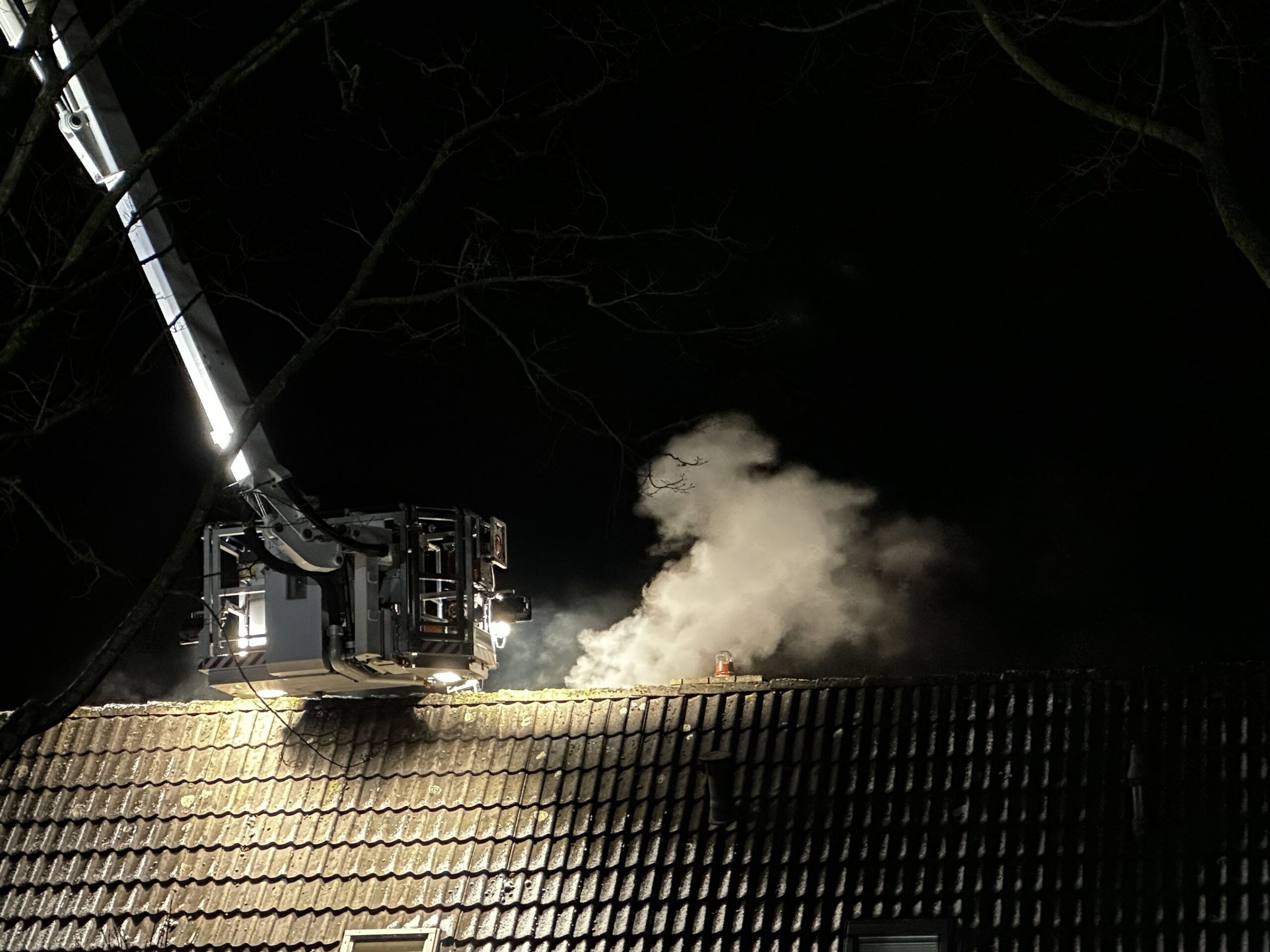 Flinke rookontwikkeling bij schoorsteenbrand in Stiens