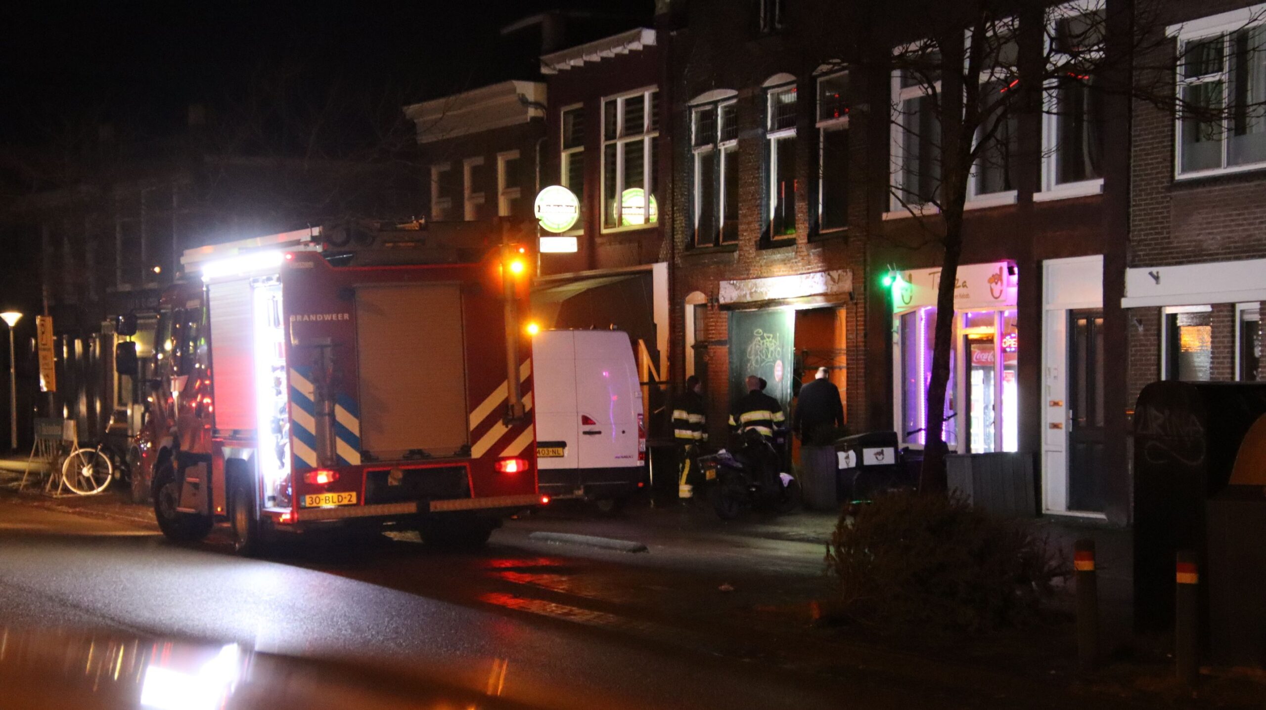 Water stroomt van etage af door lekkage in Leeuwarden