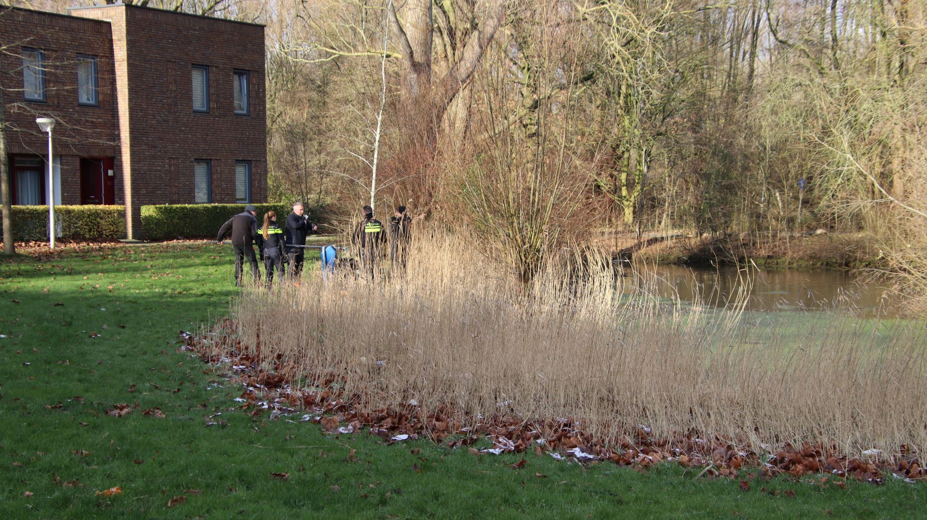 Politie zoekt naar wapen van overval op benzinestation in een sloot te Leeuwarden