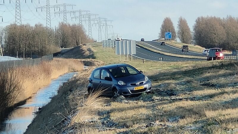Automobilist belandt naast de Wâldwei bij Wirdum