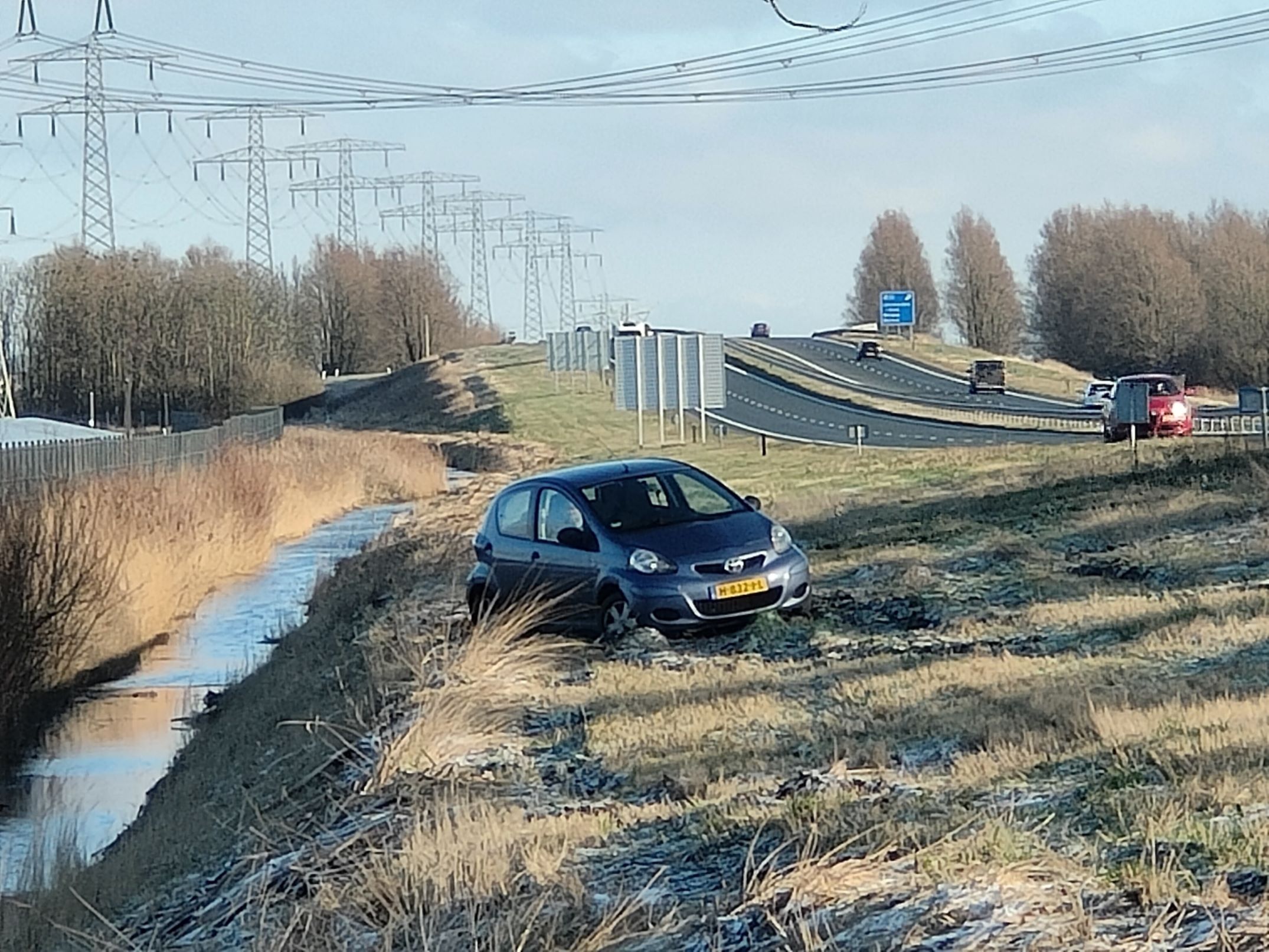 Automobilist belandt naast de Wâldwei bij Wirdum
