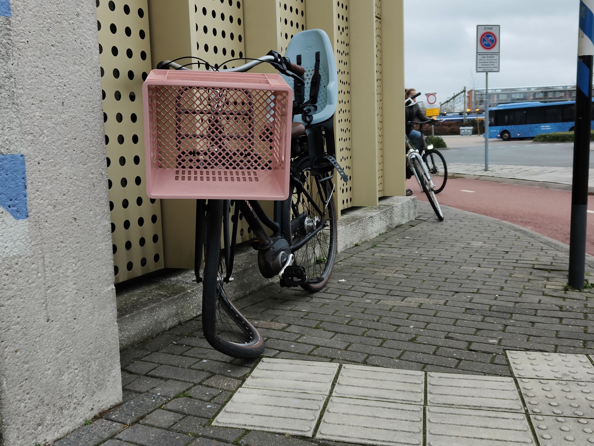Fietser geschept door automobilist op rotonde in Leeuwarden