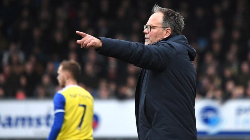 Henk de Jong is niet tevreden over zijn ploeg: “We geven goals weg”