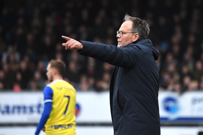 Henk de Jong is niet tevreden over zijn ploeg: “We geven goals weg”