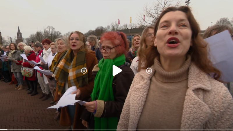 Een vredeskoor van 300 mensen op het Oldehoofsterkerkhof