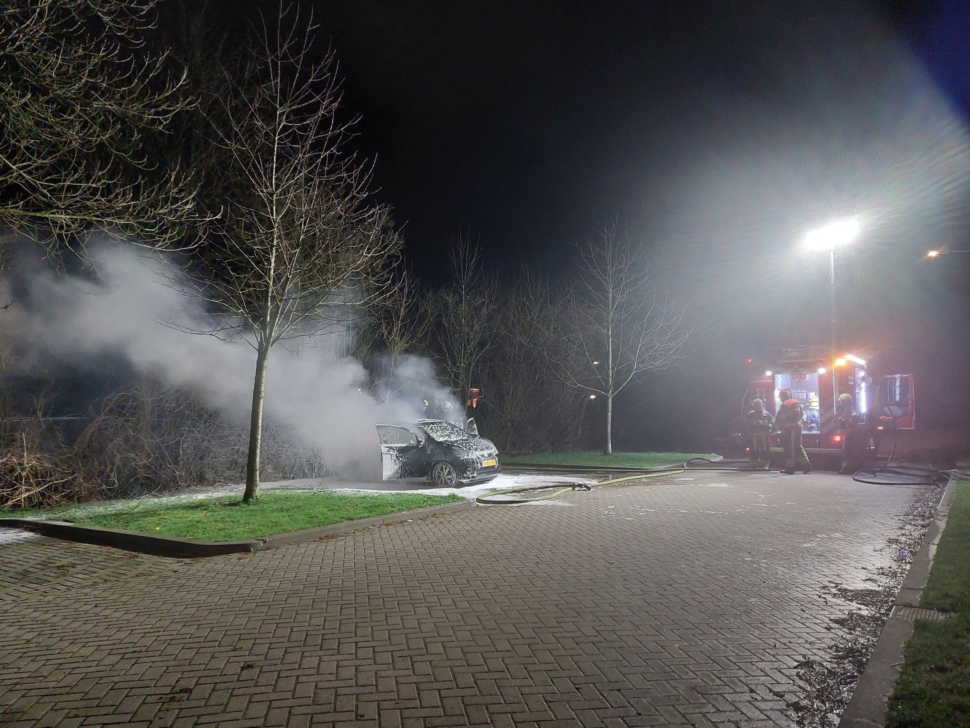 Geparkeerde auto zwaar beschadigd door brand in Leeuwarden