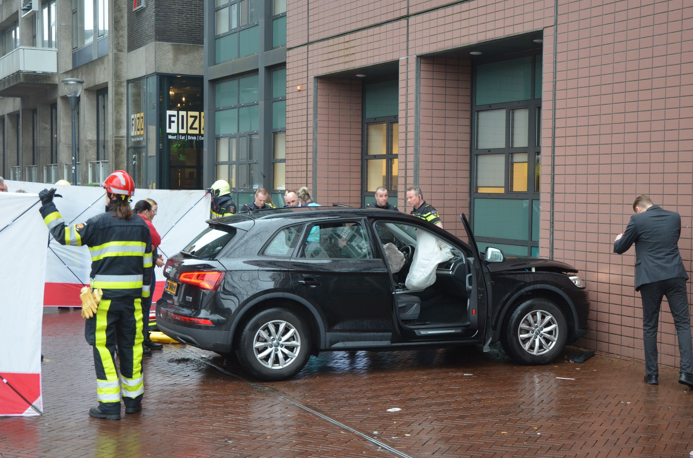 Automobilist botst tegen gerechtsgebouw in Leeuwarden