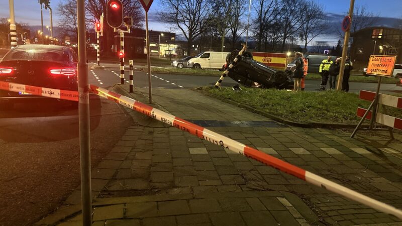 Auto knalt op verkeerslichten en slaat over de kop in Leeuwarden