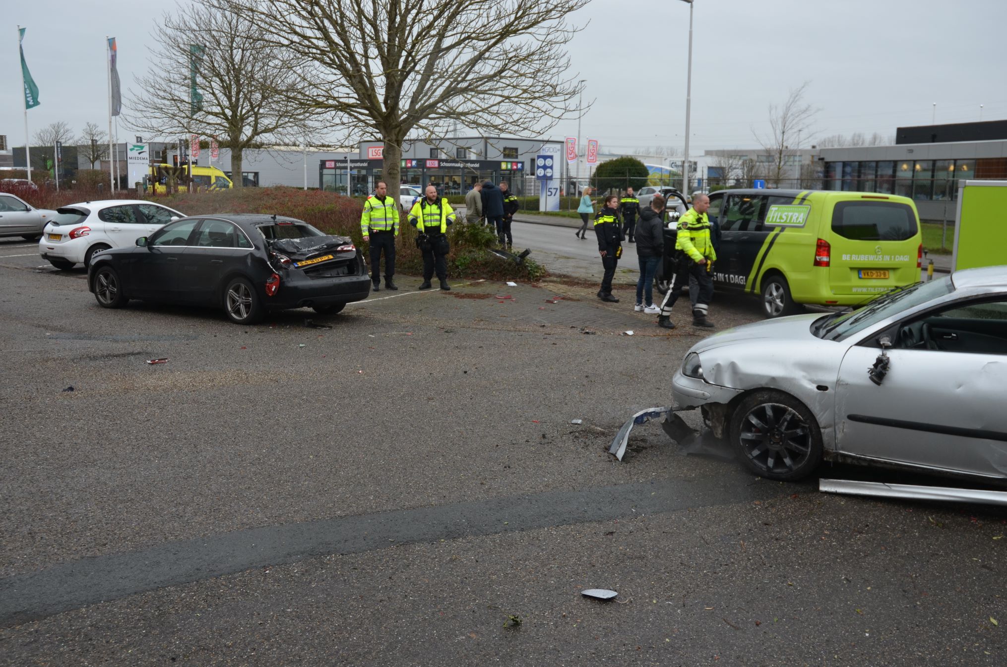 Flinke schade bij botsing tussen twee auto’s in Leeuwarden
