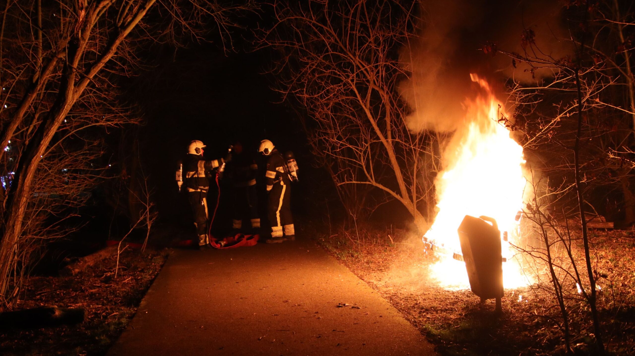 Bankje staat volledig in brand aan De Kei in Leeuwarden