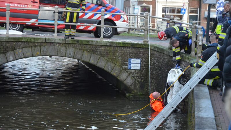 Grote inzet van hulpdiensten door speelgoed auto in het water in Leeuwarden