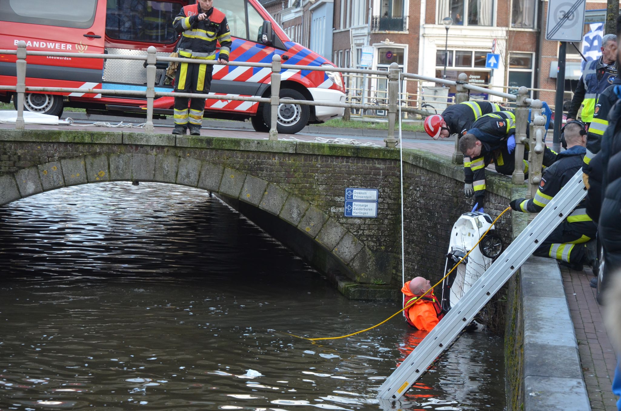 Grote inzet van hulpdiensten door speelgoed auto in het water in Leeuwarden