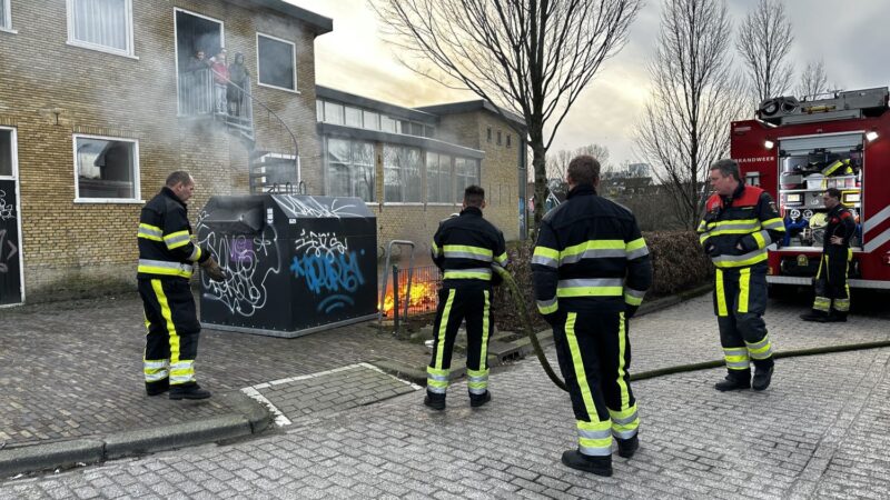 Textielcontainer vat vlam in Leeuwarden