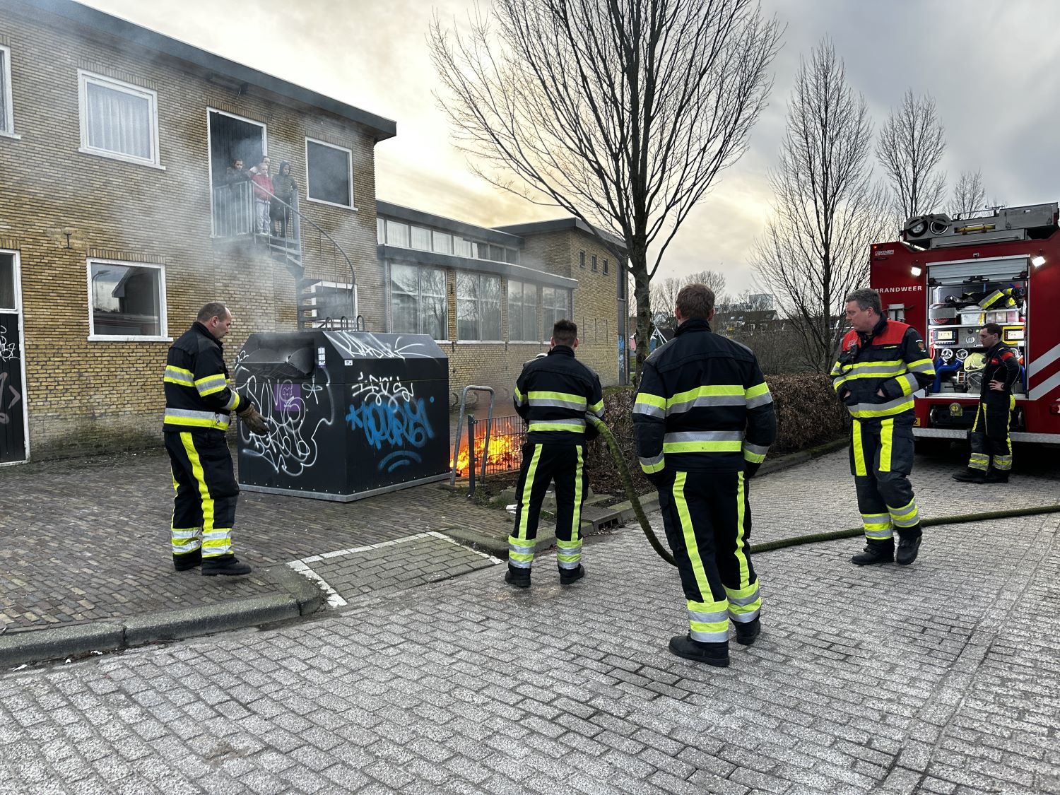 Textielcontainer vat vlam in Leeuwarden