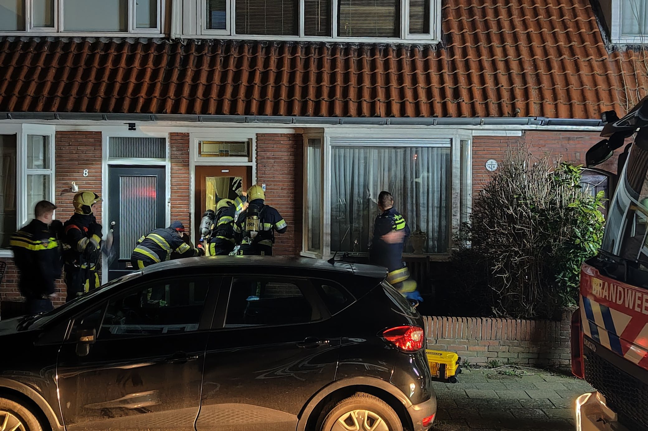 Hulpdiensten forceren deur van woning aan Ruusbroecstraat in Leeuwarden