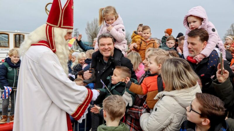 Sint Piter en Aldemar per boot aangekomen in Grou