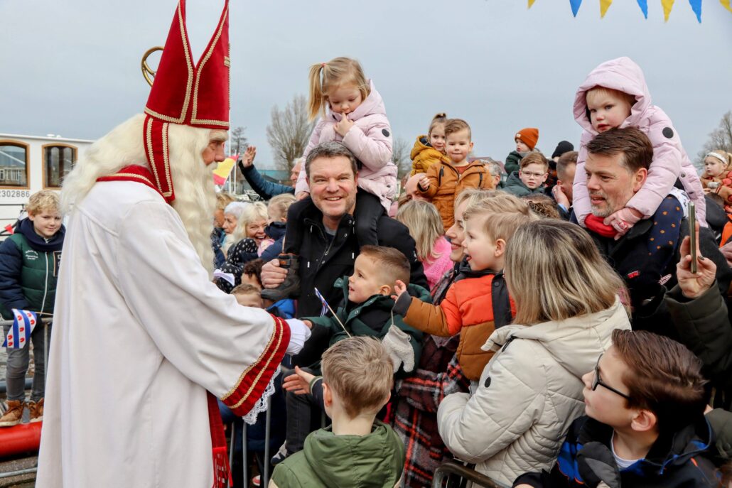 Sint Piter en Aldemar per boot aangekomen in Grou