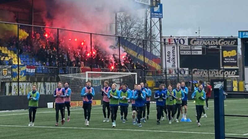 Supporters steunen Cambuur tijdens één van de laatste trainingen voor halve finale KNVB-beker