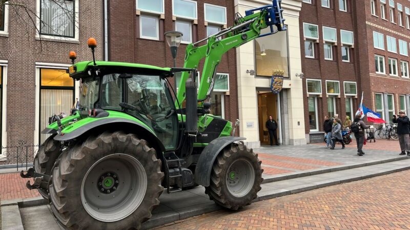 Klein trekkerprotest bij Provinciehuis in Leeuwarden: “Vaker nee tegen Brussel of Den Haag”