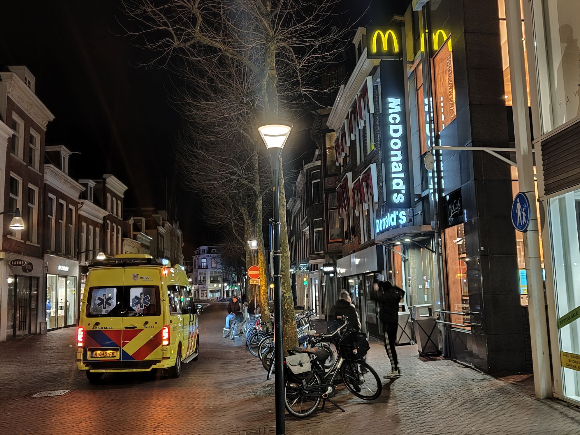 Man raakt te water na mogelijke beroving in Leeuwarden
