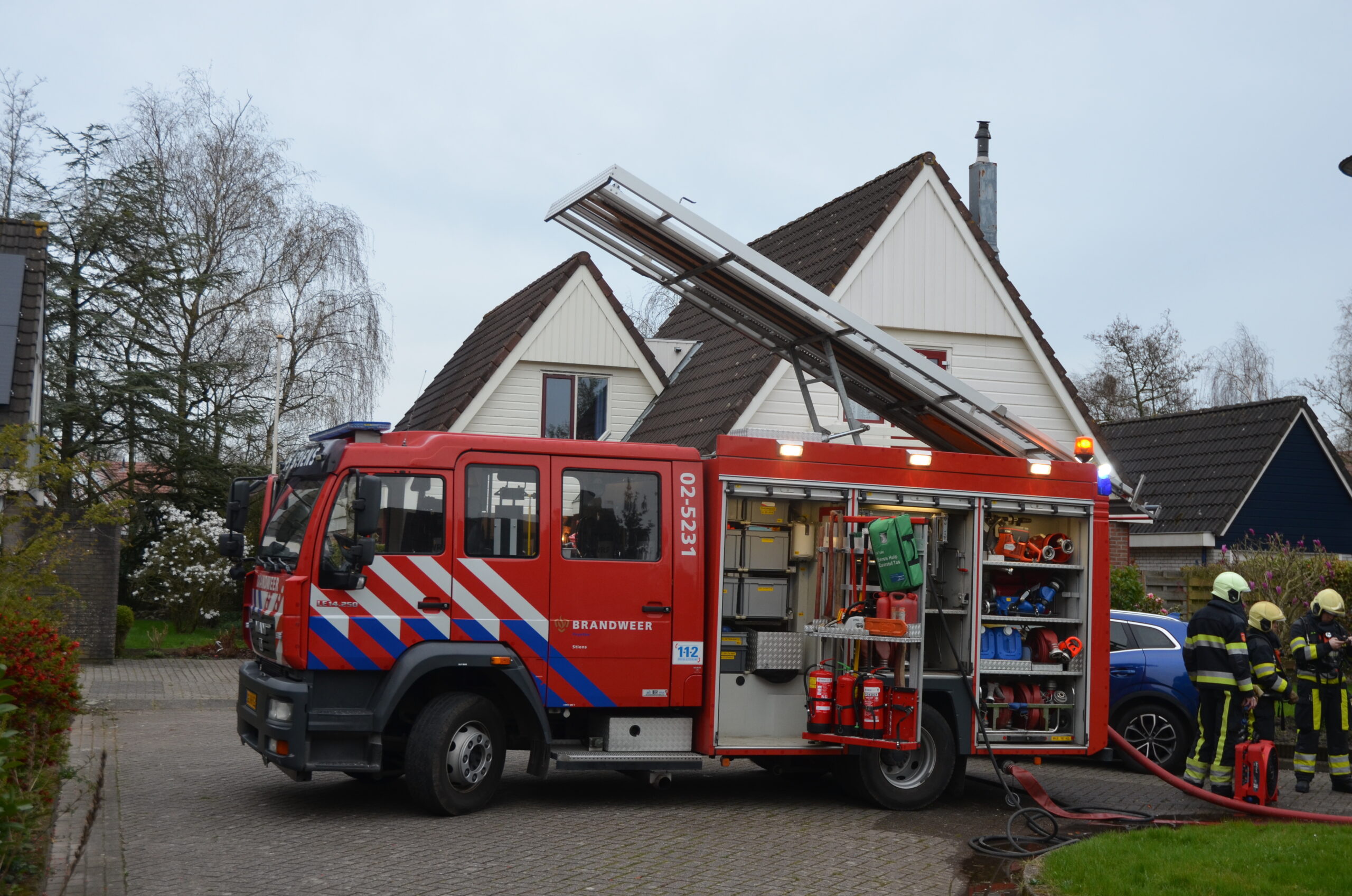Brandweer ingezet voor brand in nok van dak in Stiens