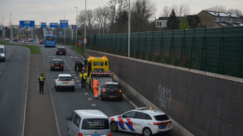 Rijstrook Drachtsterweg in Leeuwarden gestremd na aanrijding