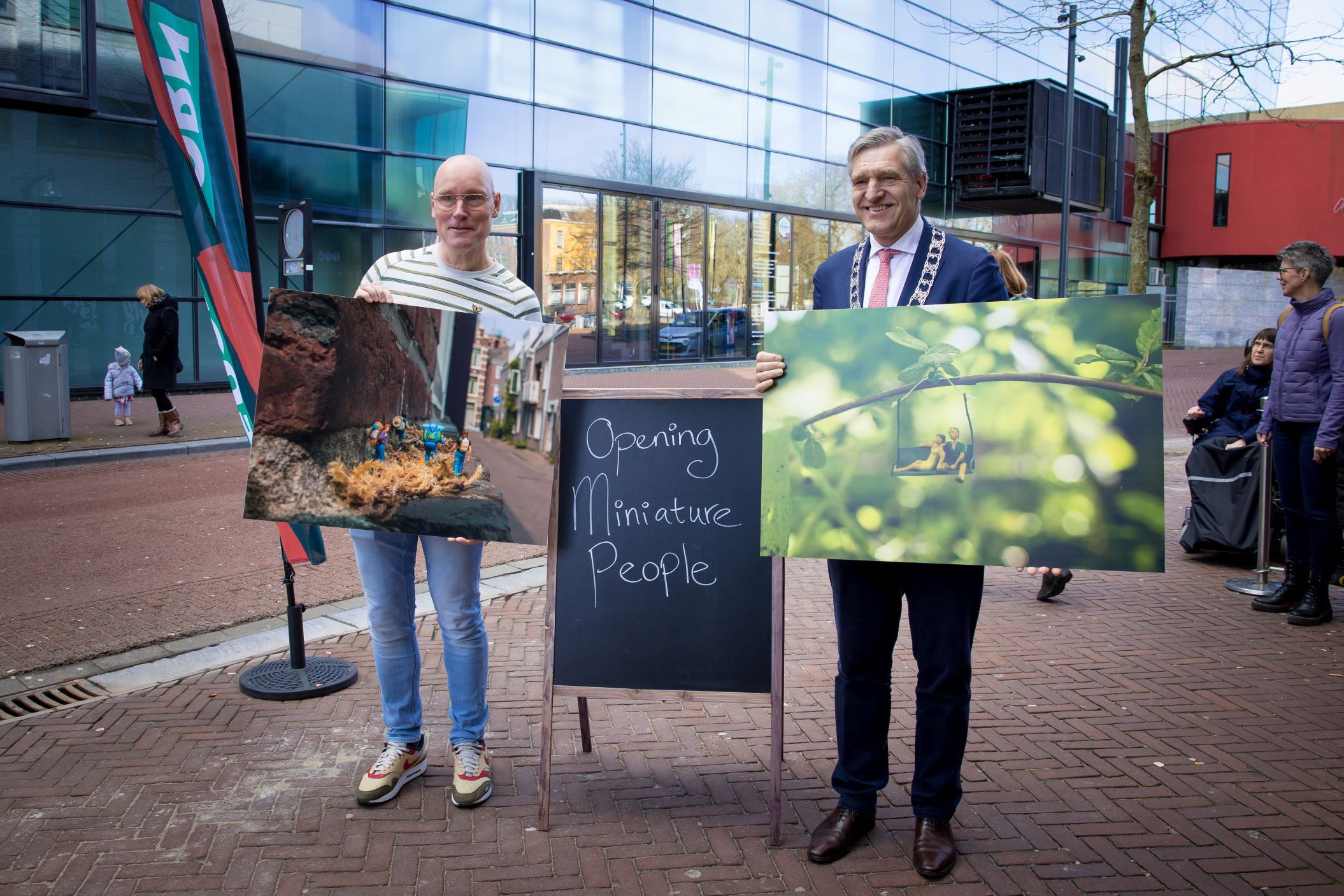 Mini-politieauto van burgemeester Buma bewaakt heropende route van Miniature People Leeuwarden