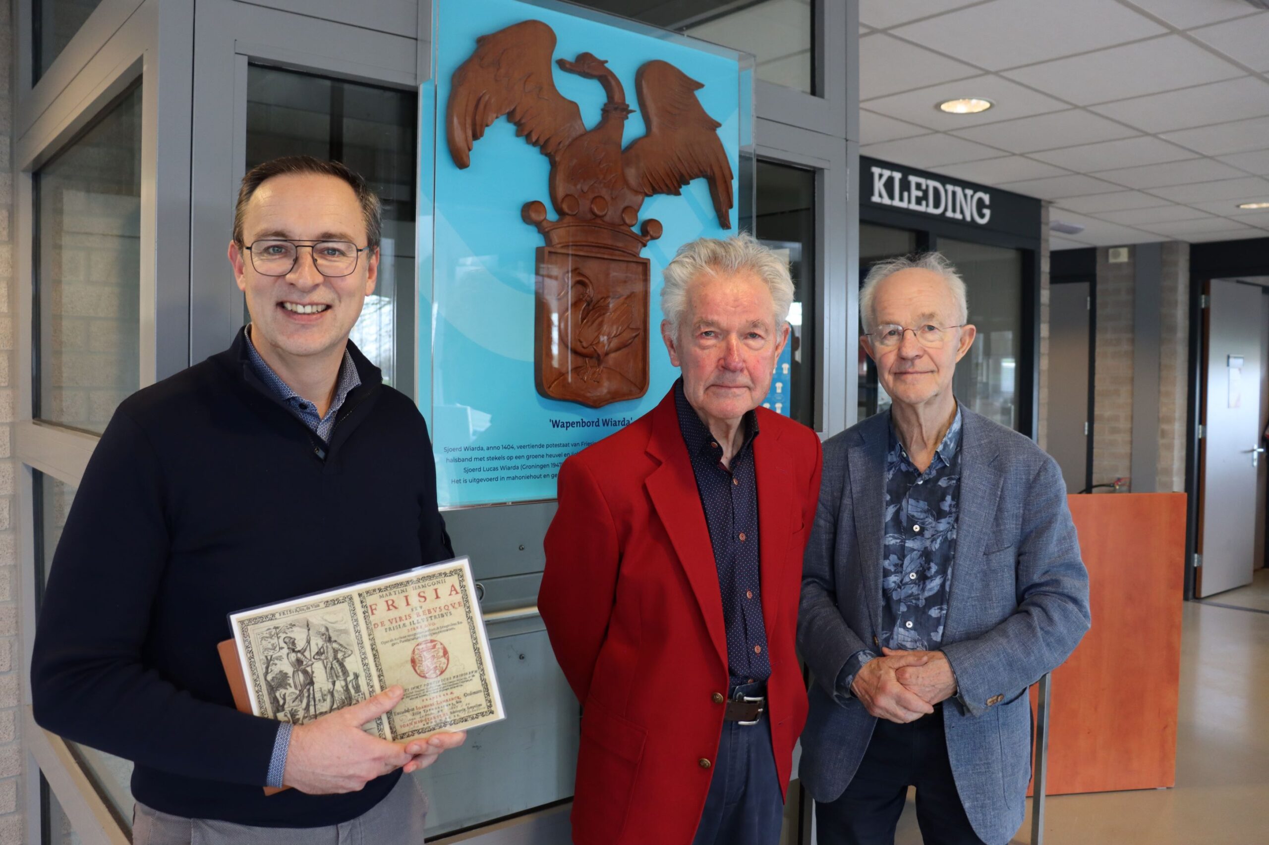 Onthulling wapenbord Wiarda in sportcomplex Wiarda te Leeuwarden