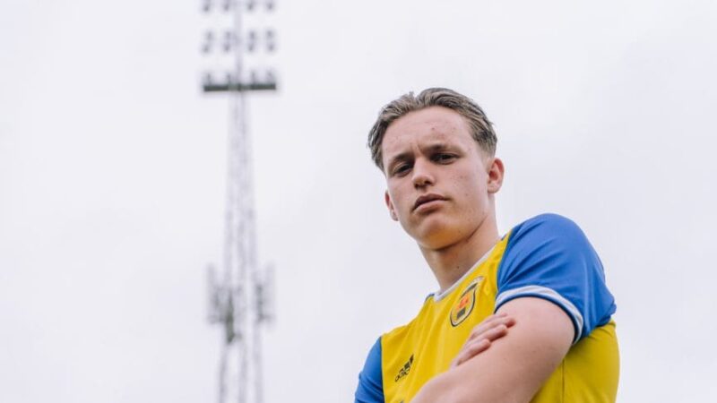 “FC Twente grijpt mis: begeerd talent verlengt bij SC Cambuur”