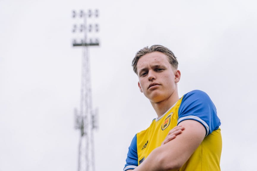 “FC Twente grijpt mis: begeerd talent verlengt bij SC Cambuur”