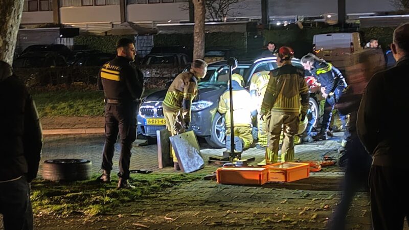 Persoon bekneld onder auto na aanrijding in Leeuwarden
