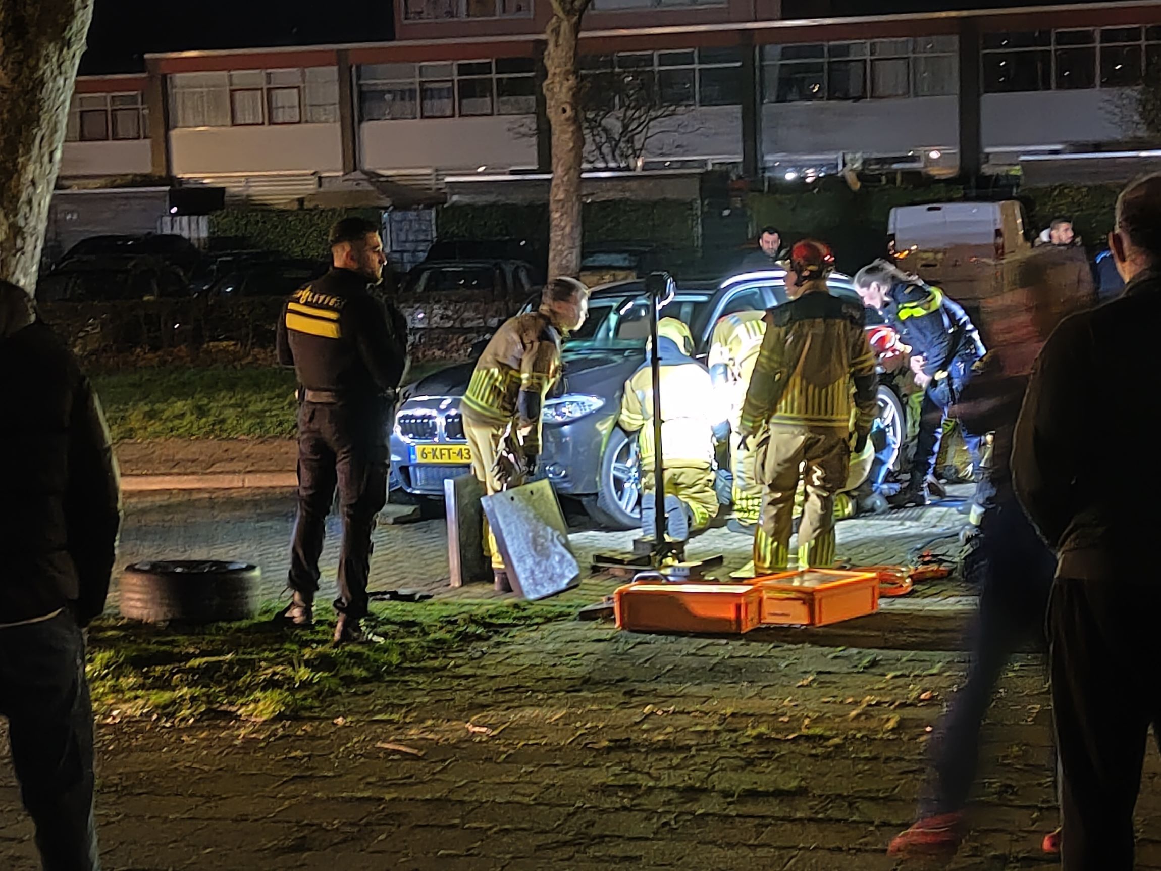 Persoon bekneld onder auto na aanrijding in Leeuwarden