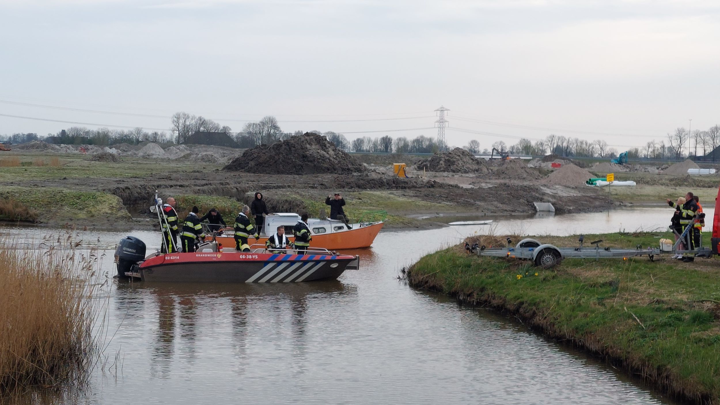 Brandweer schiet vastgelopen plezierboot te hulp in Leeuwarden