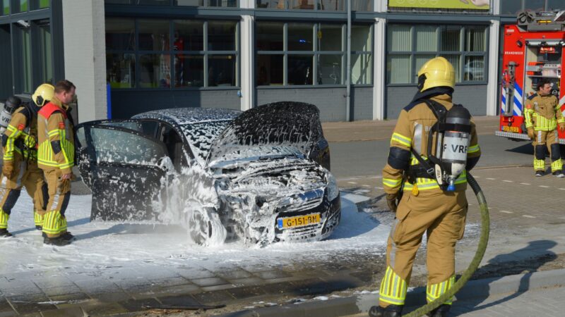 Geparkeerde auto vliegt in brand in Leeuwarden