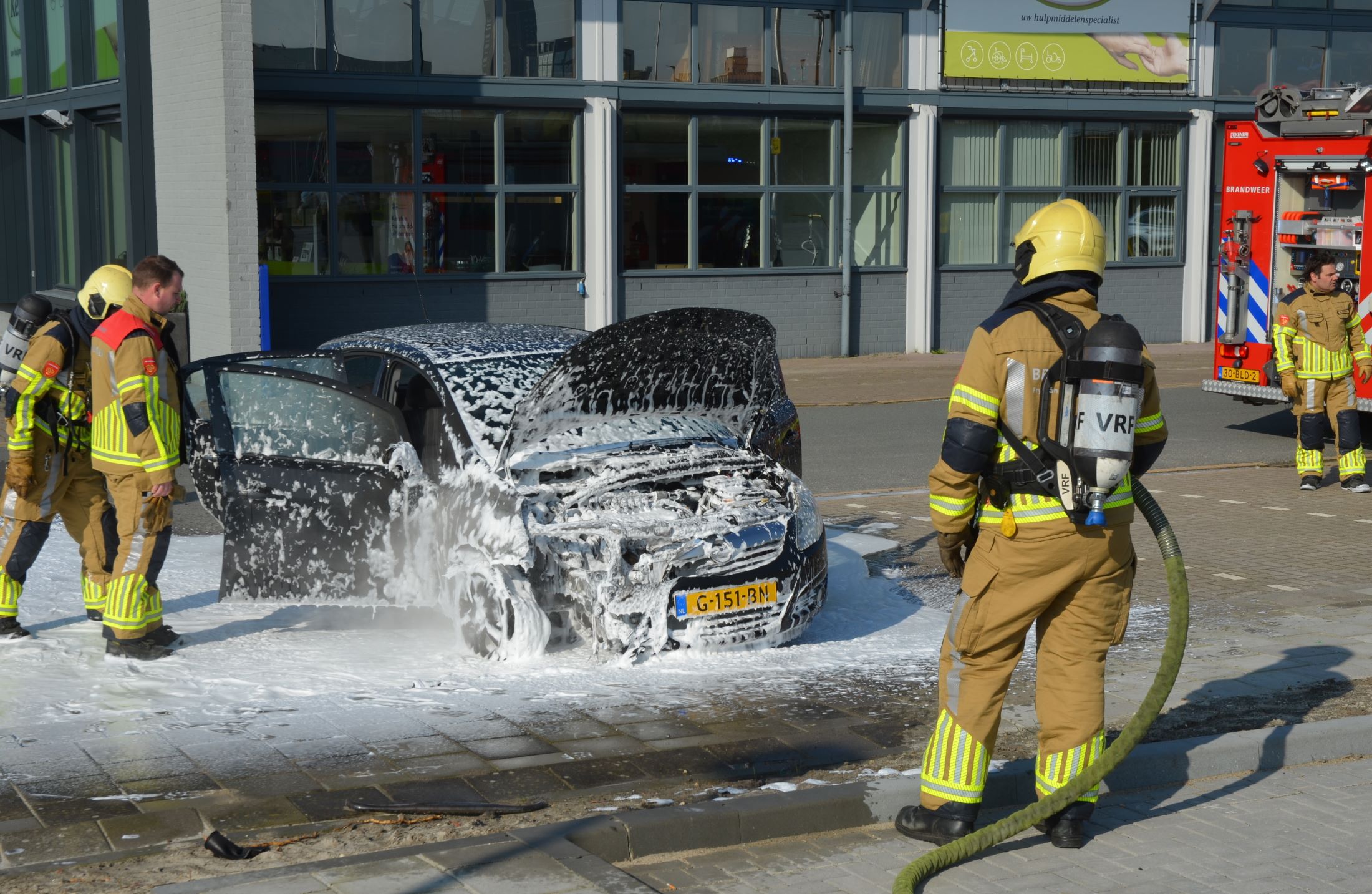 Geparkeerde auto vliegt in brand in Leeuwarden