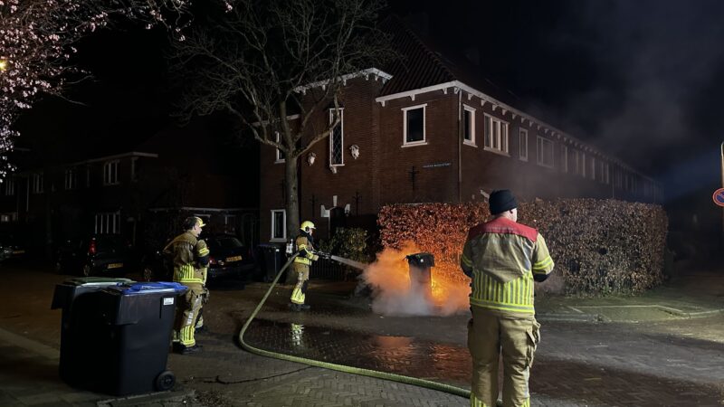 Brandweer blust brandende kliko’s in Leeuwarden