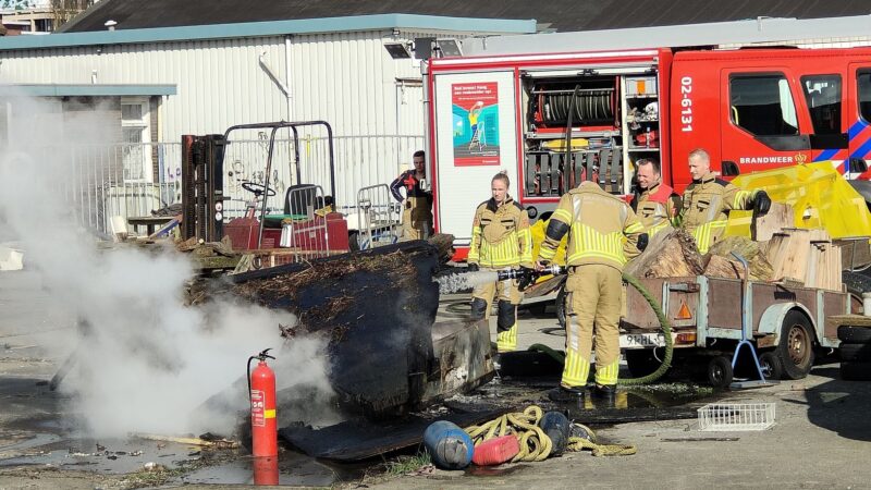 Brandweer blust brandende stapel hout in Leeuwarden
