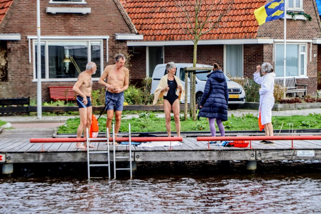Grouster bikkels zwemmen elke zondag in het buitenwater